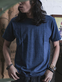 メンズ コットンクルーネックTシャツ(ブルー系)を着用した正面