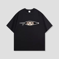 メンズ コットン半袖のおもしろ猫グラフィックTシャツ — ジップからのぞくトリックプリントデザイン
