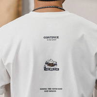 メンズ半袖Tシャツ(ホワイト)バック中央のロゴと風景プリント、波の文字