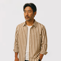 メンズストライプシャツ(コットン)レギュラーカラー、ボタン留め。ベージュ×ブラウン