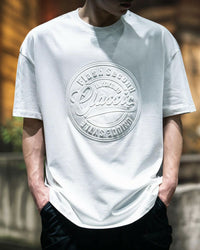 メンズ コットンTシャツ(白) フロントの立体ロゴプリント付き