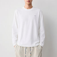 白メンズ長袖Tシャツ、丸首、胸の小ロゴ、ベーシックな見た目
