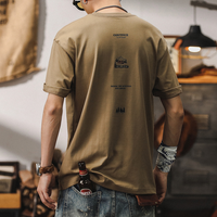 メンズ半袖Tシャツ(カーキ)バックにロゴと風景プリント、ゆったり