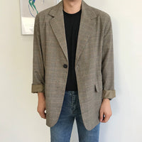 メンズ チェック柄スーツジャケット(ベージュ系)黒インナー、ブルーデニム着用