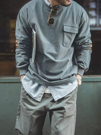 胸ポケット付きグレー長袖ワークTシャツ、モデル着用