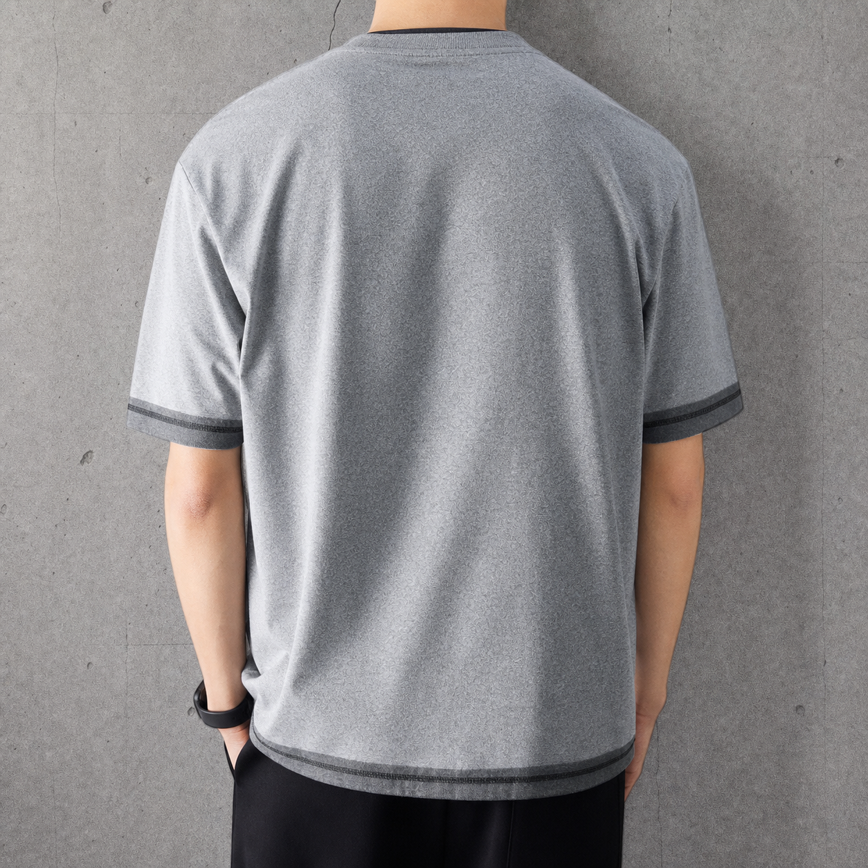 メンズ用レイヤード風グレーTシャツ背面、袖口の配色ライン