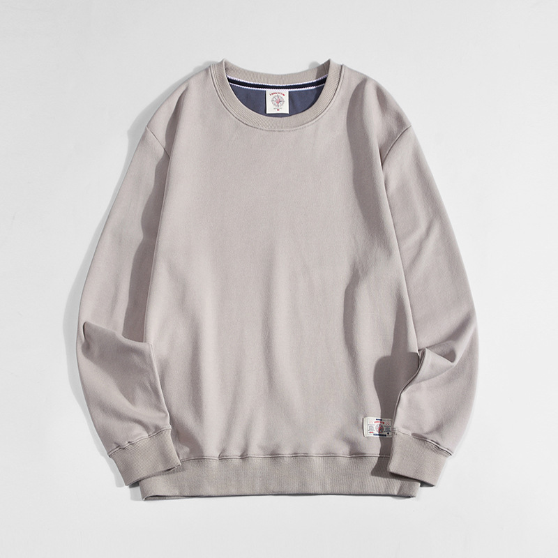 メンズ長袖クルーネックTシャツ 淡いグレー、袖口ロゴパッチ付き