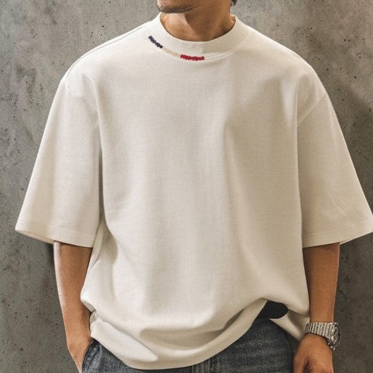 メンズ ヘビーコットンオーバーサイズTシャツ — ネックライン刺繍のビッグシルエット半袖