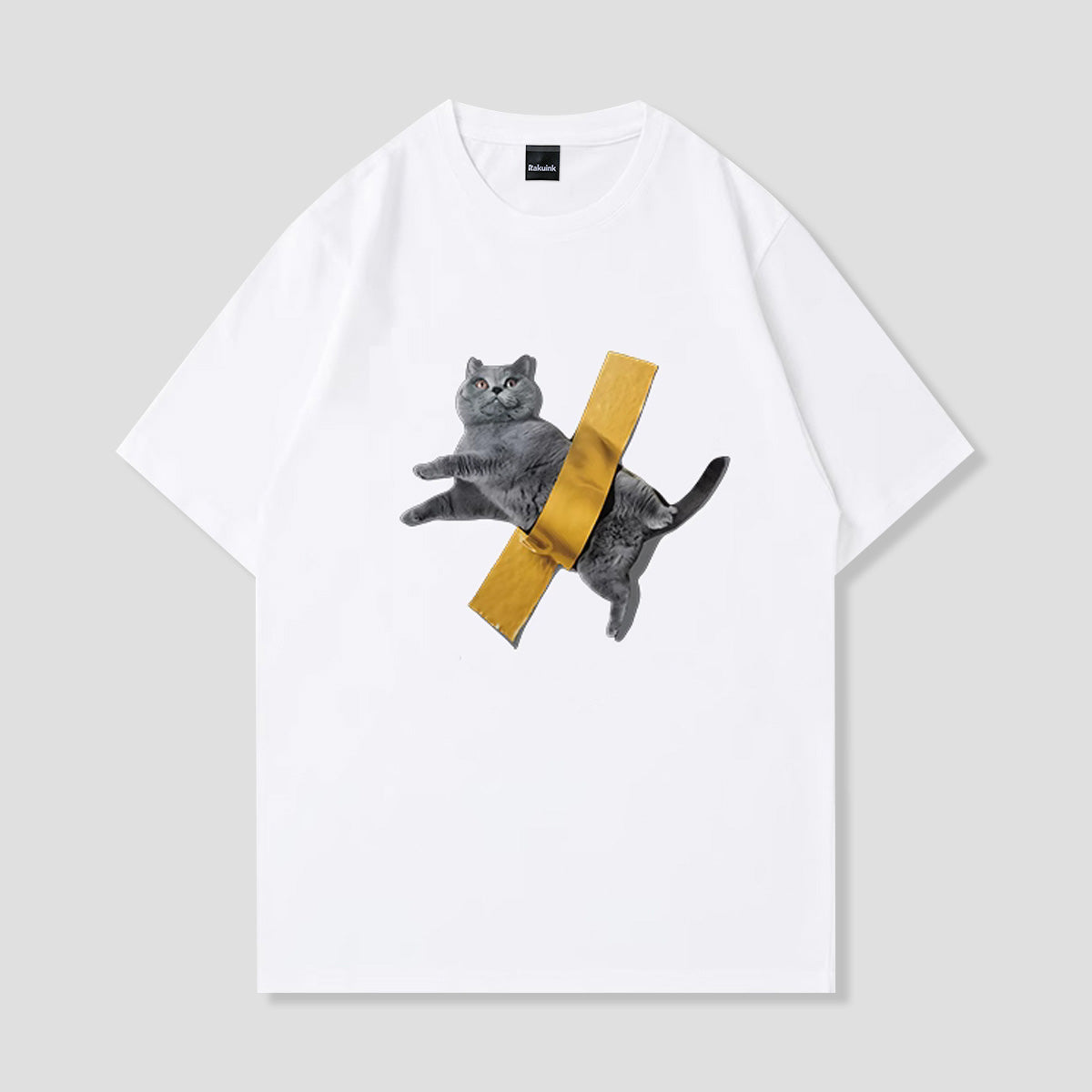 白いTシャツ、猫イラストと黄色のテープ柄プリント