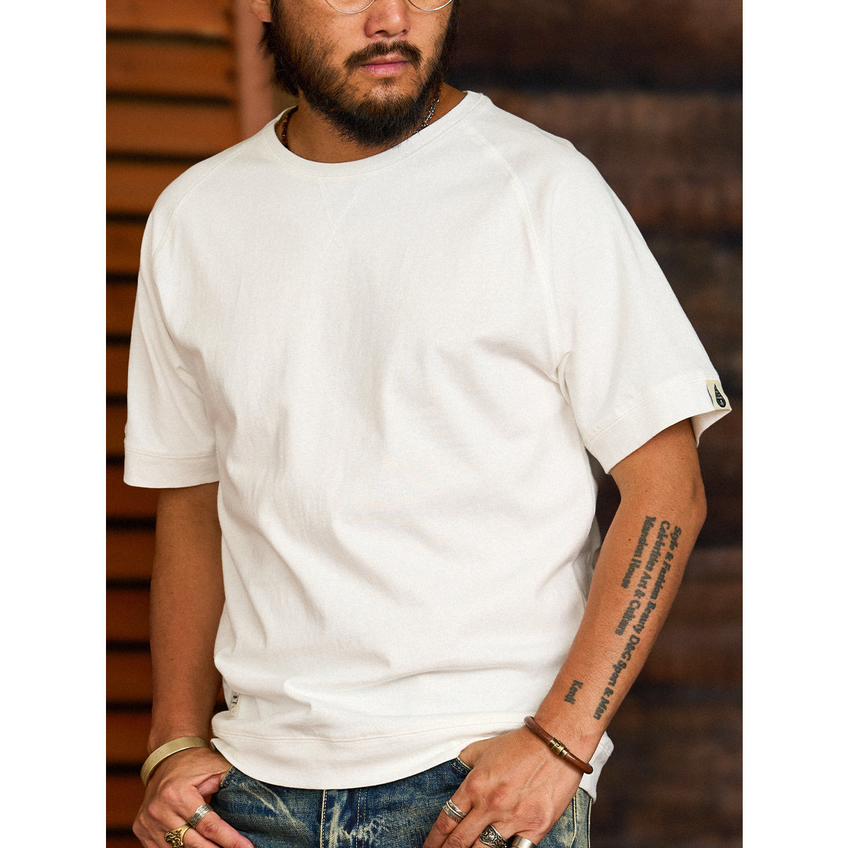 アカツチ リラックスフィット クルーネックTシャツ