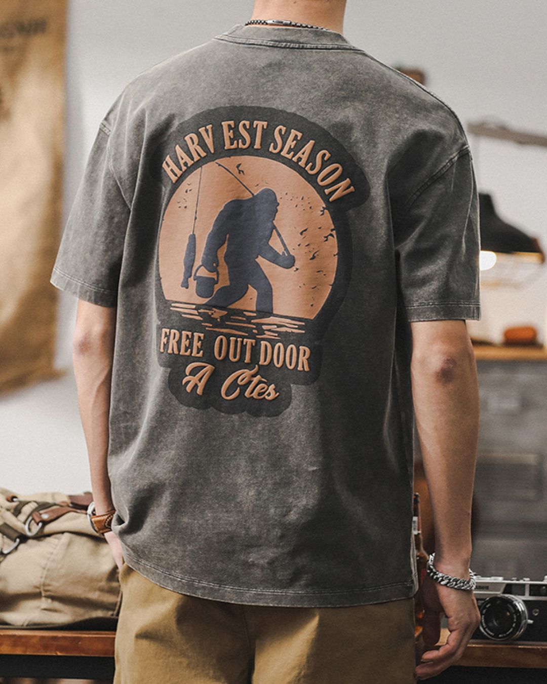 メンズ厚手コットンのビッグシルエット半袖Tシャツ — ビッグフットフィッシンググラフィックのバックプリント