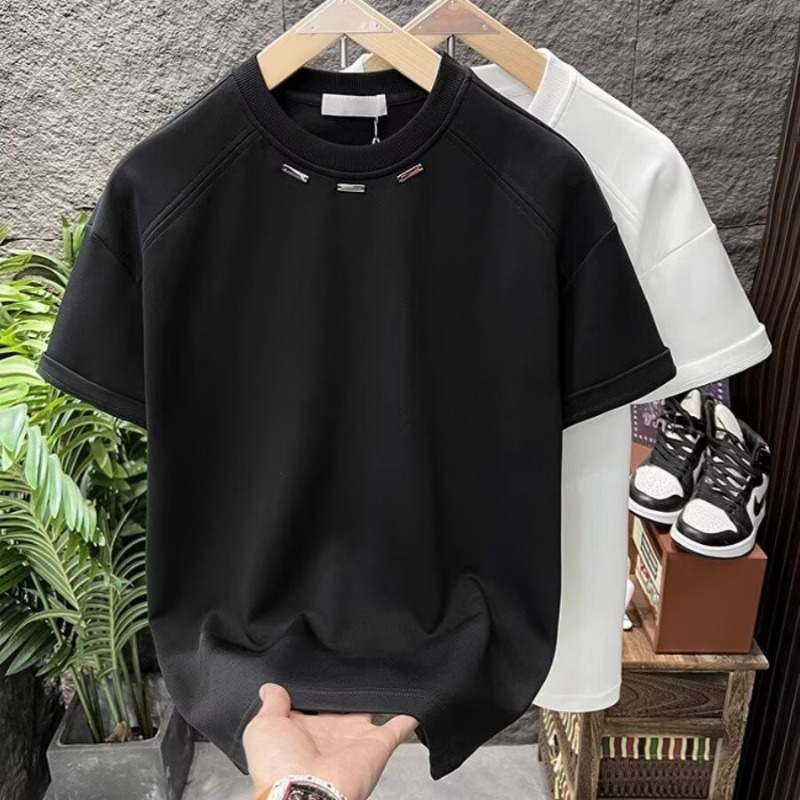 メンズ ヘビーコットンのブラック半袖Tシャツ、オーバーサイズ感あるクルーネック刺繍