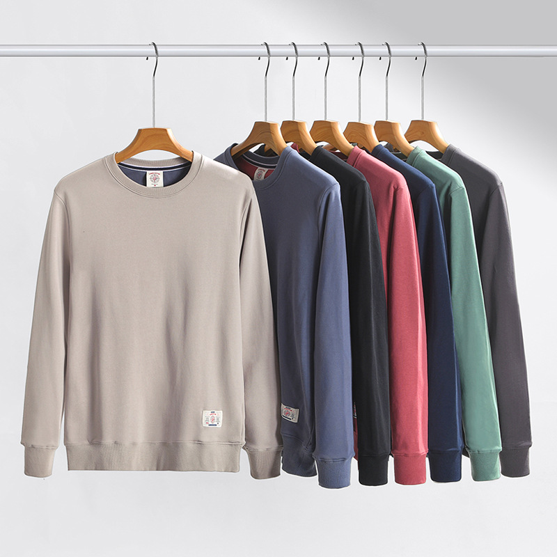 メンズ長袖Tシャツのカラーバリエーション、袖口ロゴパッチ付き