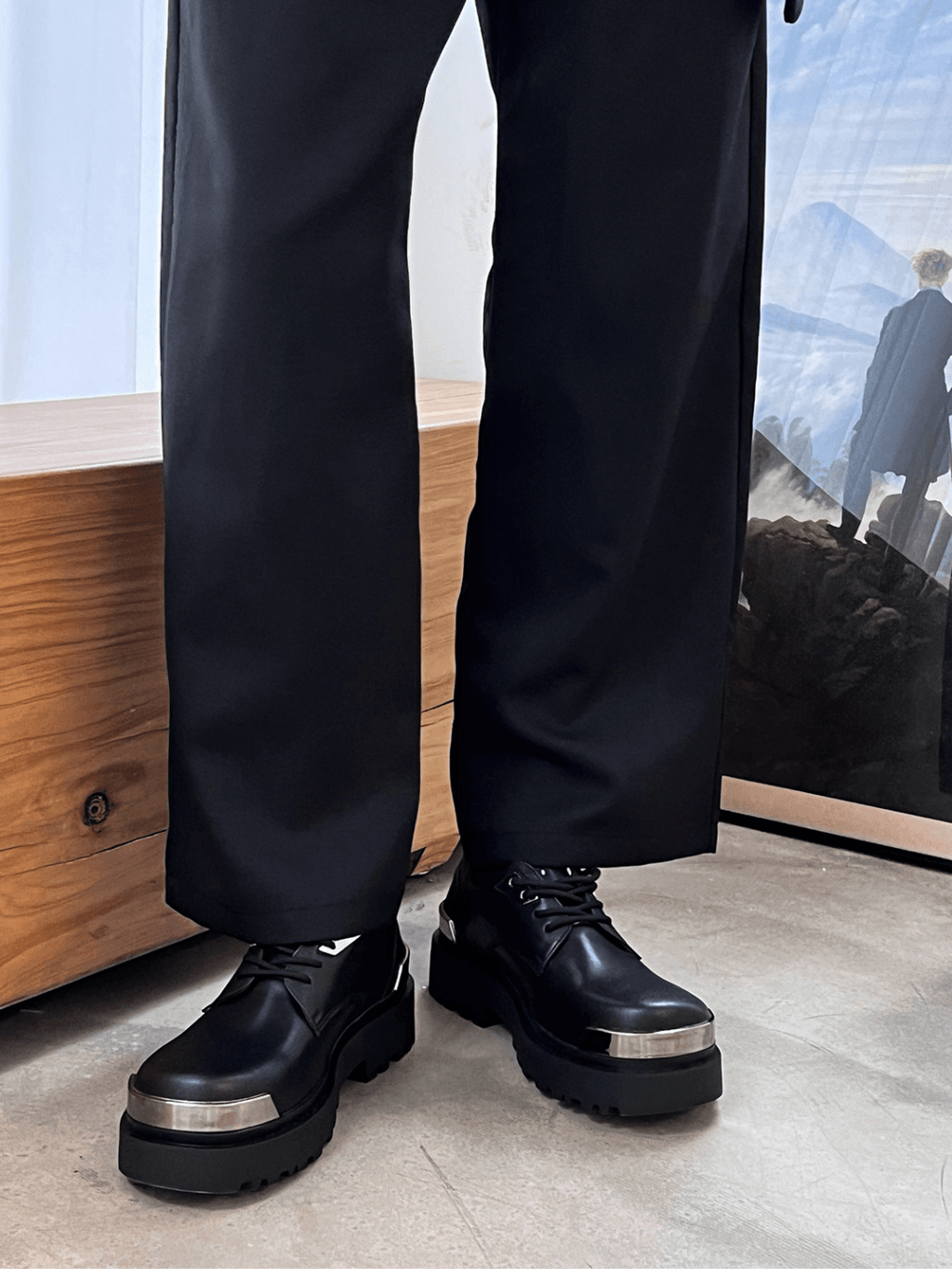 黒いレザーブーツ、ラウンドトゥと厚底ソール（黒いパンツ着用）