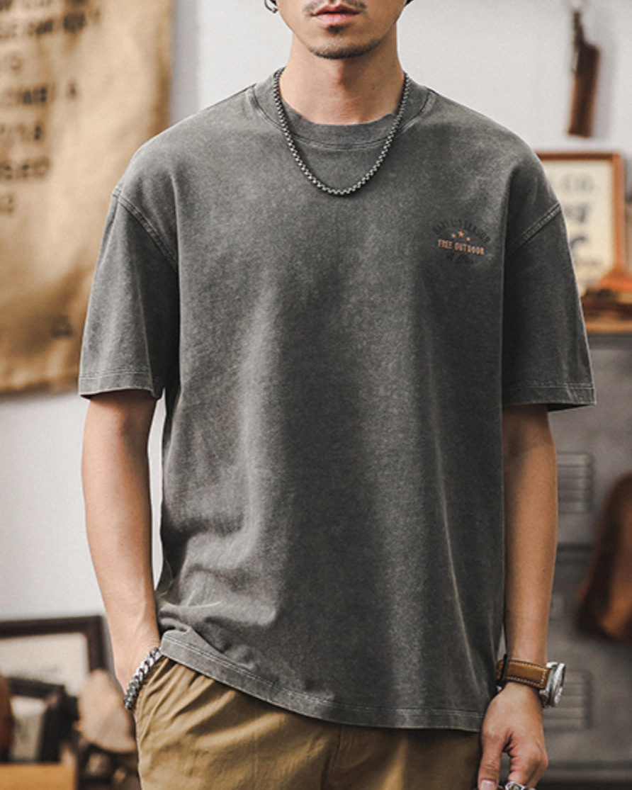メンズ厚手コットンのビッグシルエット半袖Tシャツ — ビッグフットフィッシンググラフィックのバックプリント