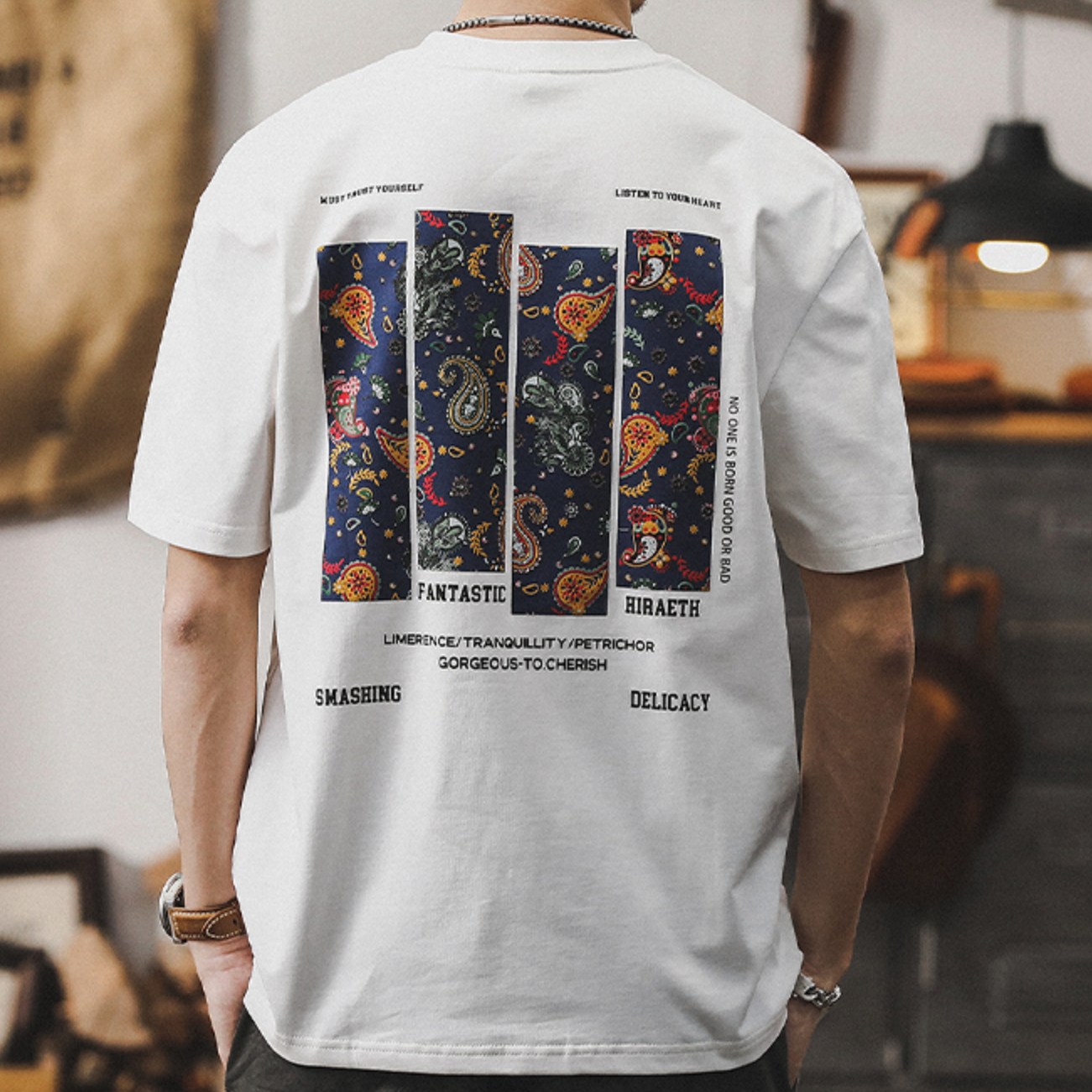 メンズ コットンペイズリーグラフィックTシャツ — バンダナバックプリントのビッグシルエット半袖