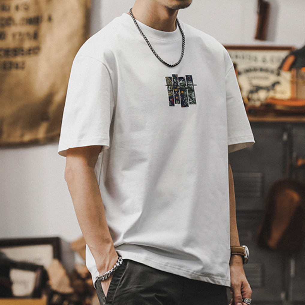 メンズ コットンペイズリーグラフィックTシャツ — バンダナバックプリントのビッグシルエット半袖