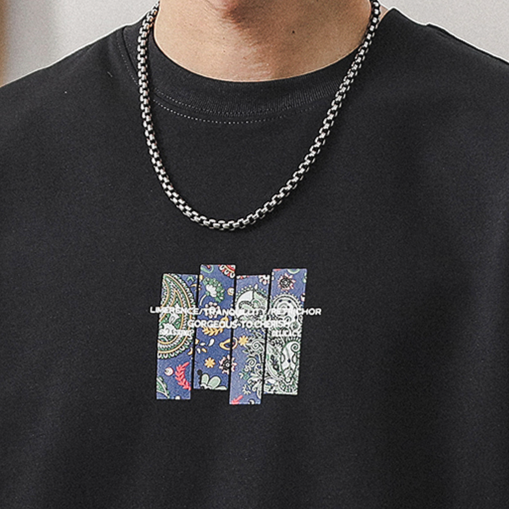 メンズ コットンペイズリーグラフィックTシャツ — バンダナバックプリントのビッグシルエット半袖