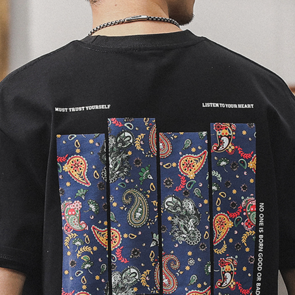 メンズ コットンペイズリーグラフィックTシャツ — バンダナバックプリントのビッグシルエット半袖