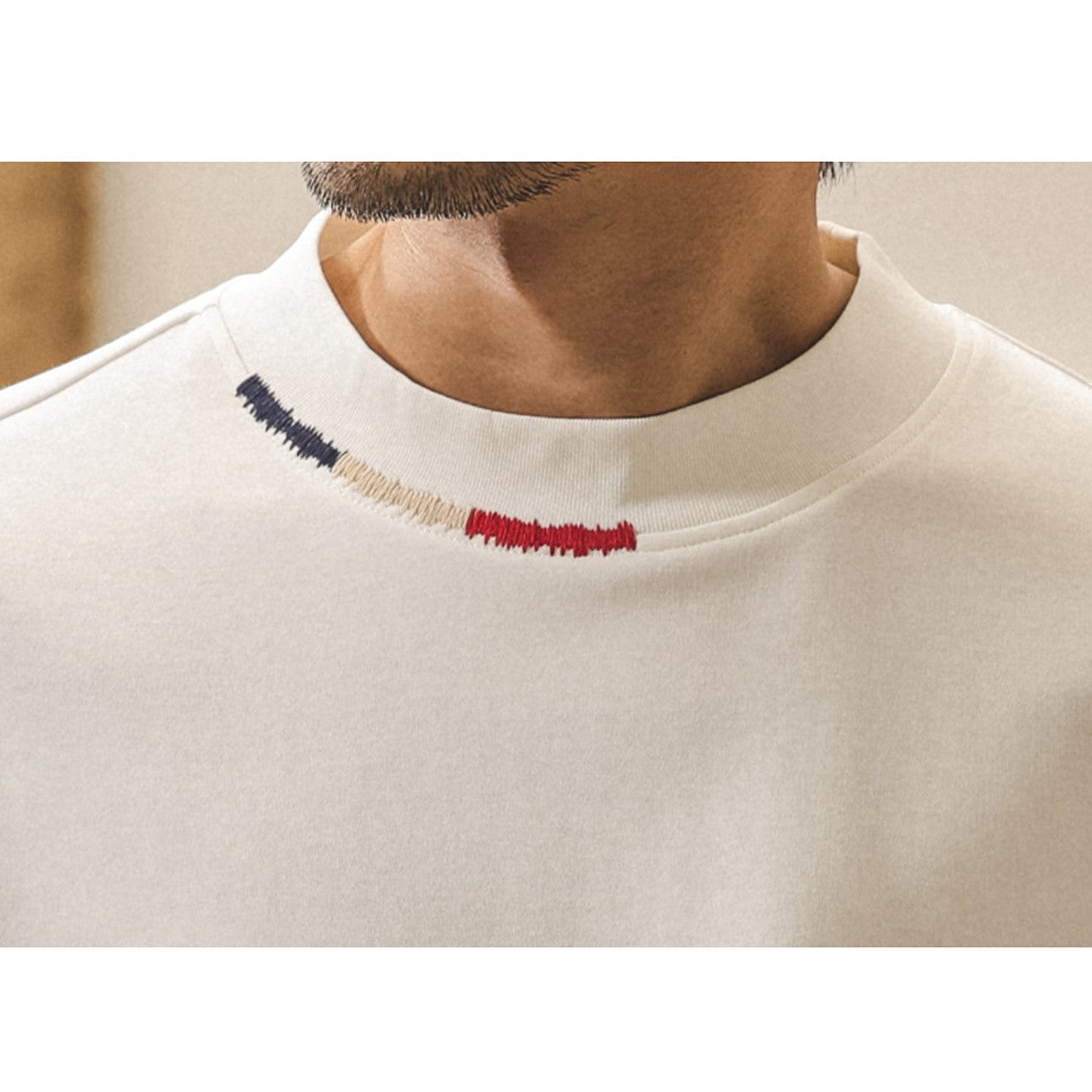 メンズ ヘビーコットンオーバーサイズTシャツ — ネックライン刺繍のビッグシルエット半袖