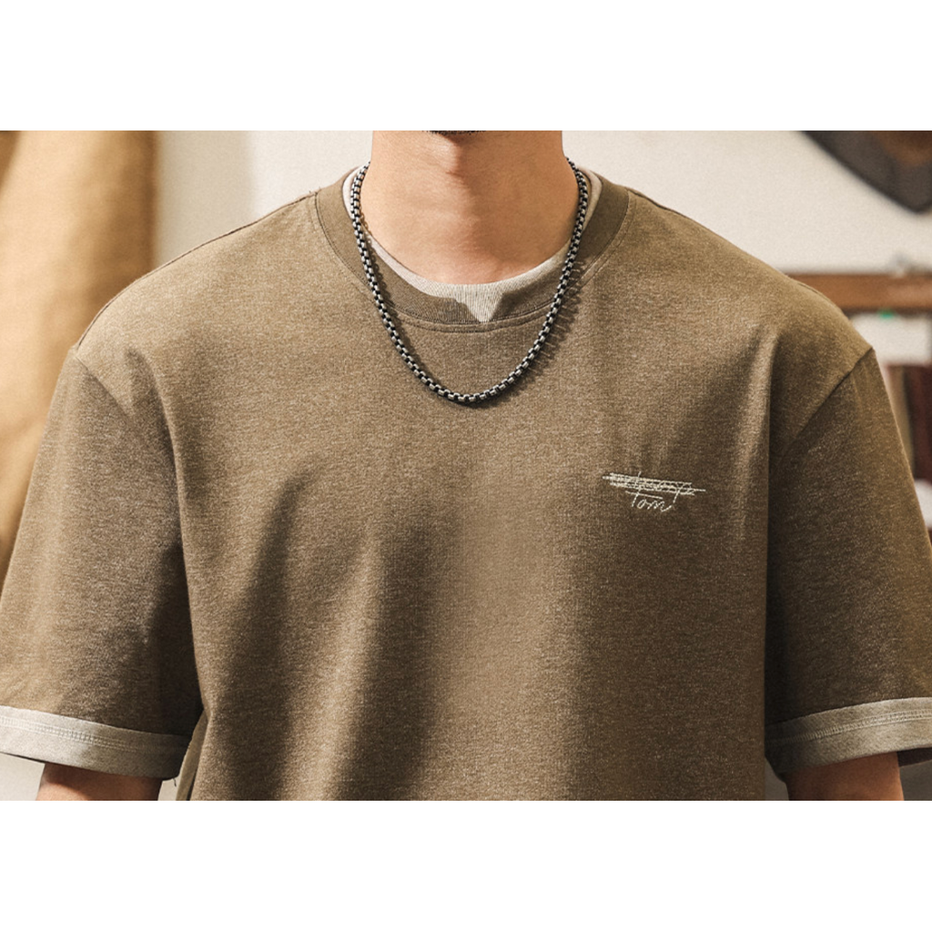 メンズ用レイヤード風ブラウンTシャツのアップ、胸ロゴと配色ライン