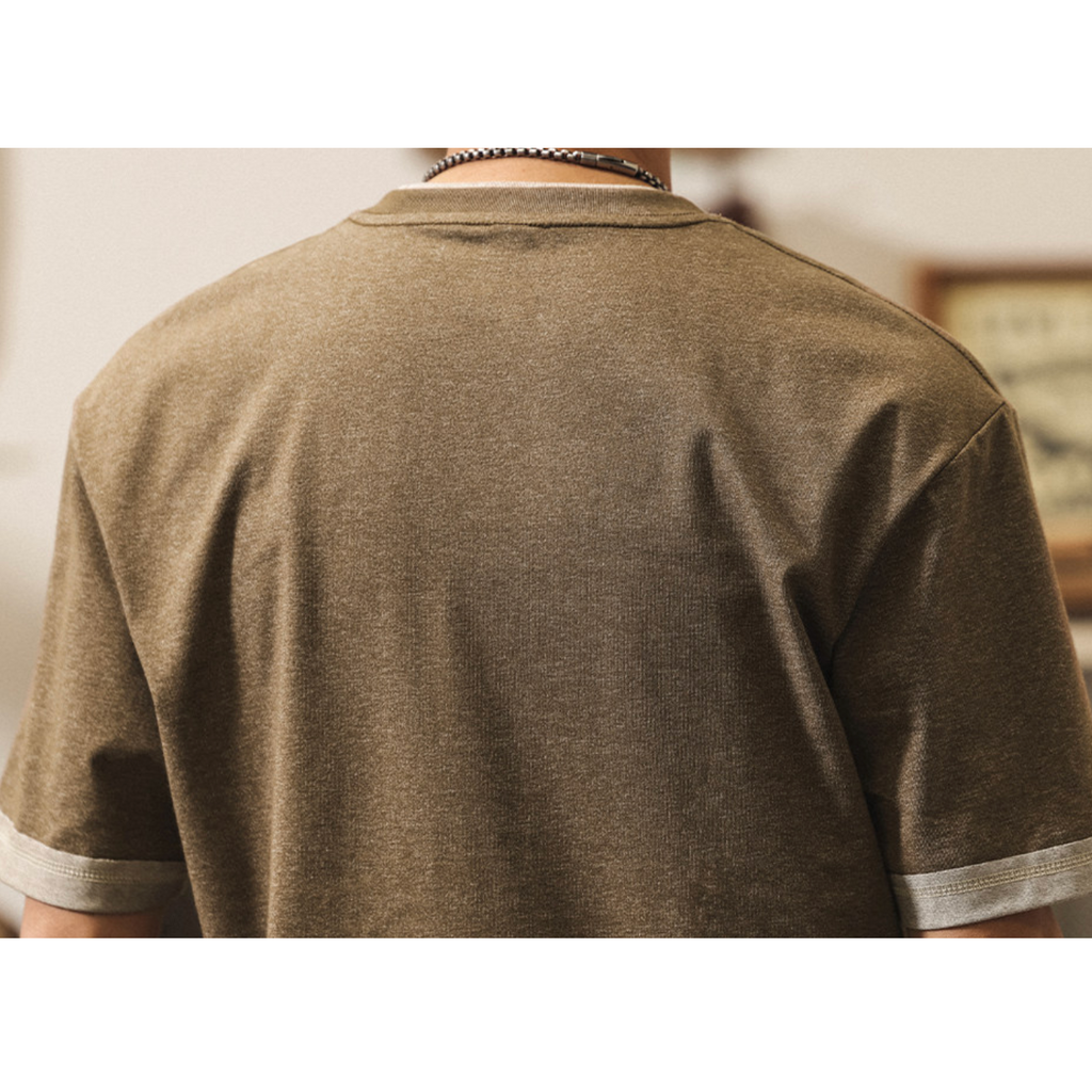ブラウンのレイヤードラインスリーブTシャツ、背面と袖のグレーライン