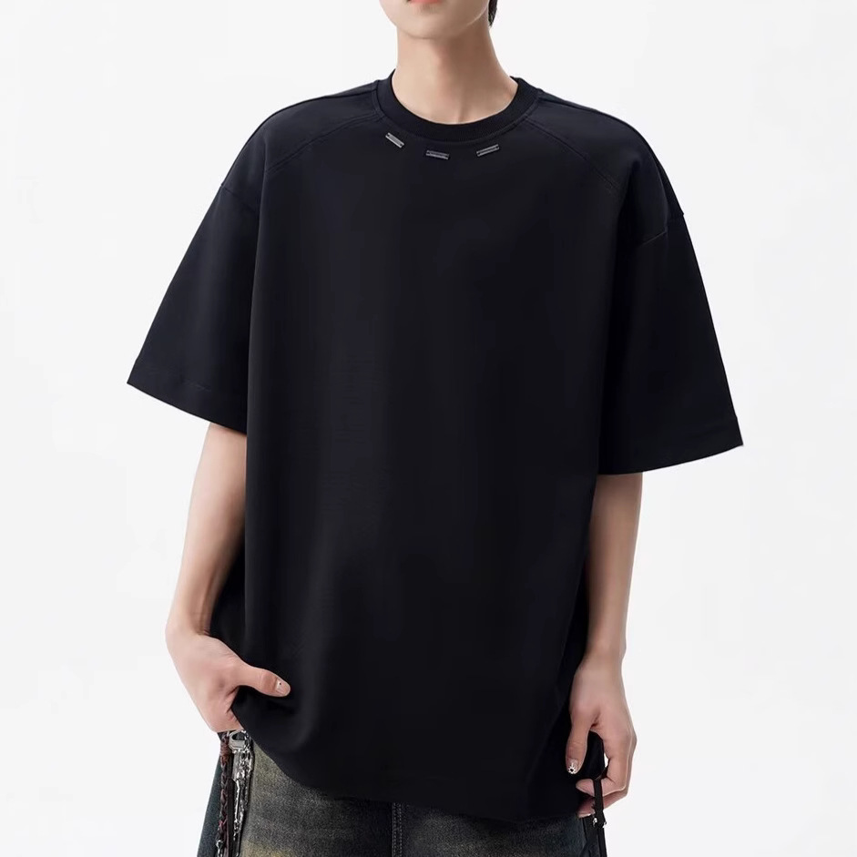 ブラック半袖Tシャツ、襟元配色刺繍のルーズシルエット