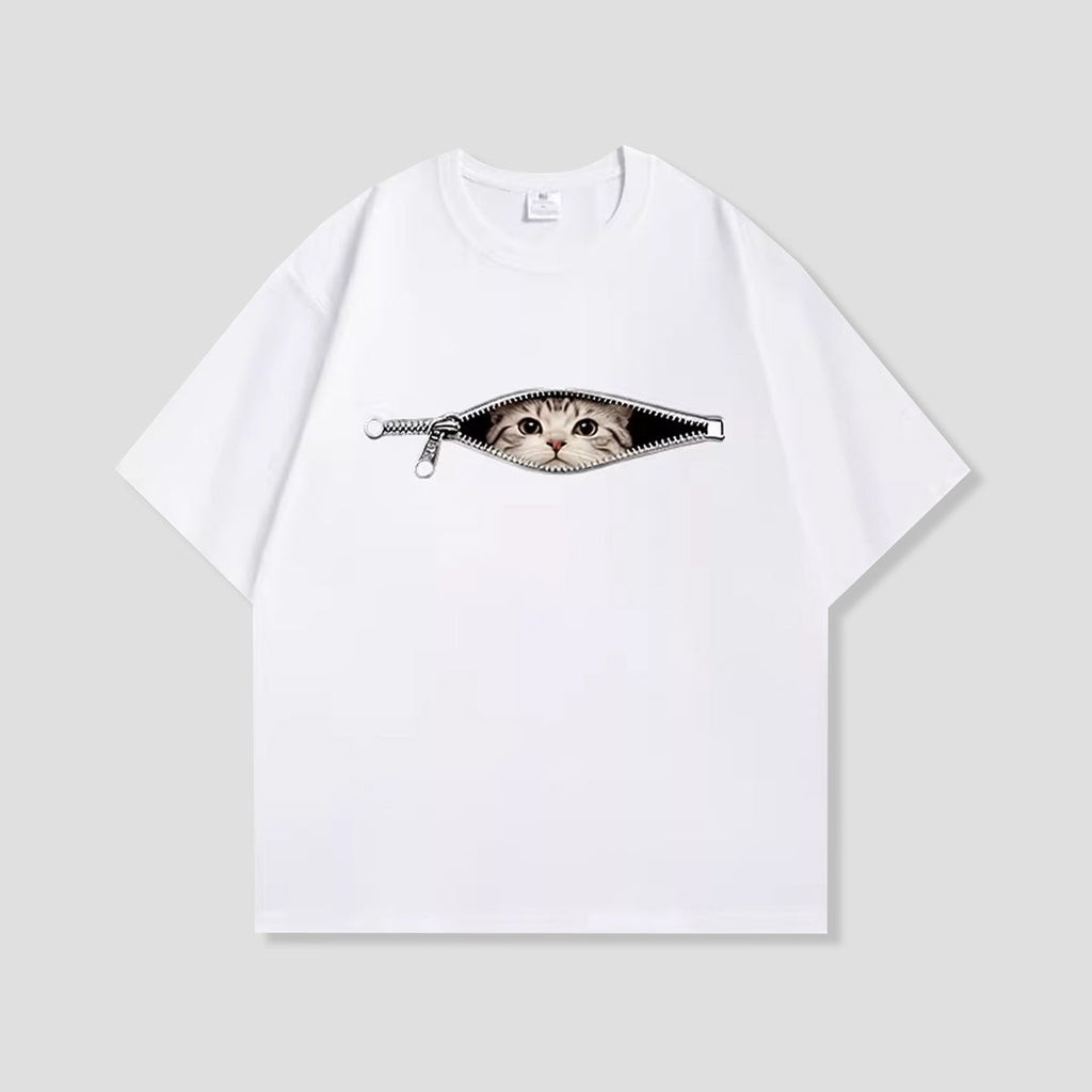 メンズ コットン半袖のおもしろ猫グラフィックTシャツ — ジップからのぞくトリックプリントデザイン