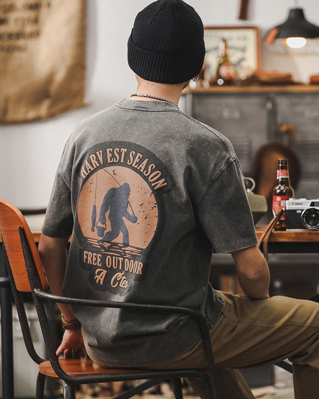 メンズ厚手コットンのビッグシルエット半袖Tシャツ — ビッグフットフィッシンググラフィックのバックプリント
