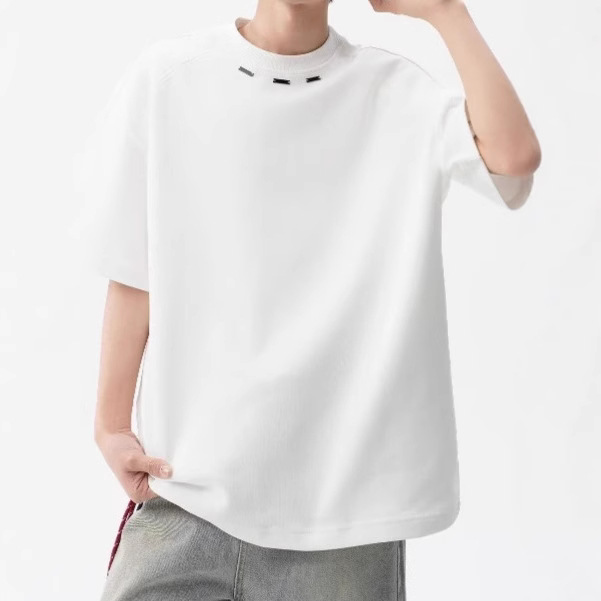 メンズ ヘビーコットンのホワイト半袖Tシャツ、オーバーサイズでクルーネック刺繍入り