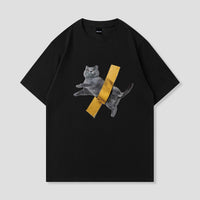 黒いTシャツ、猫イラストと黄色のテープ柄プリント