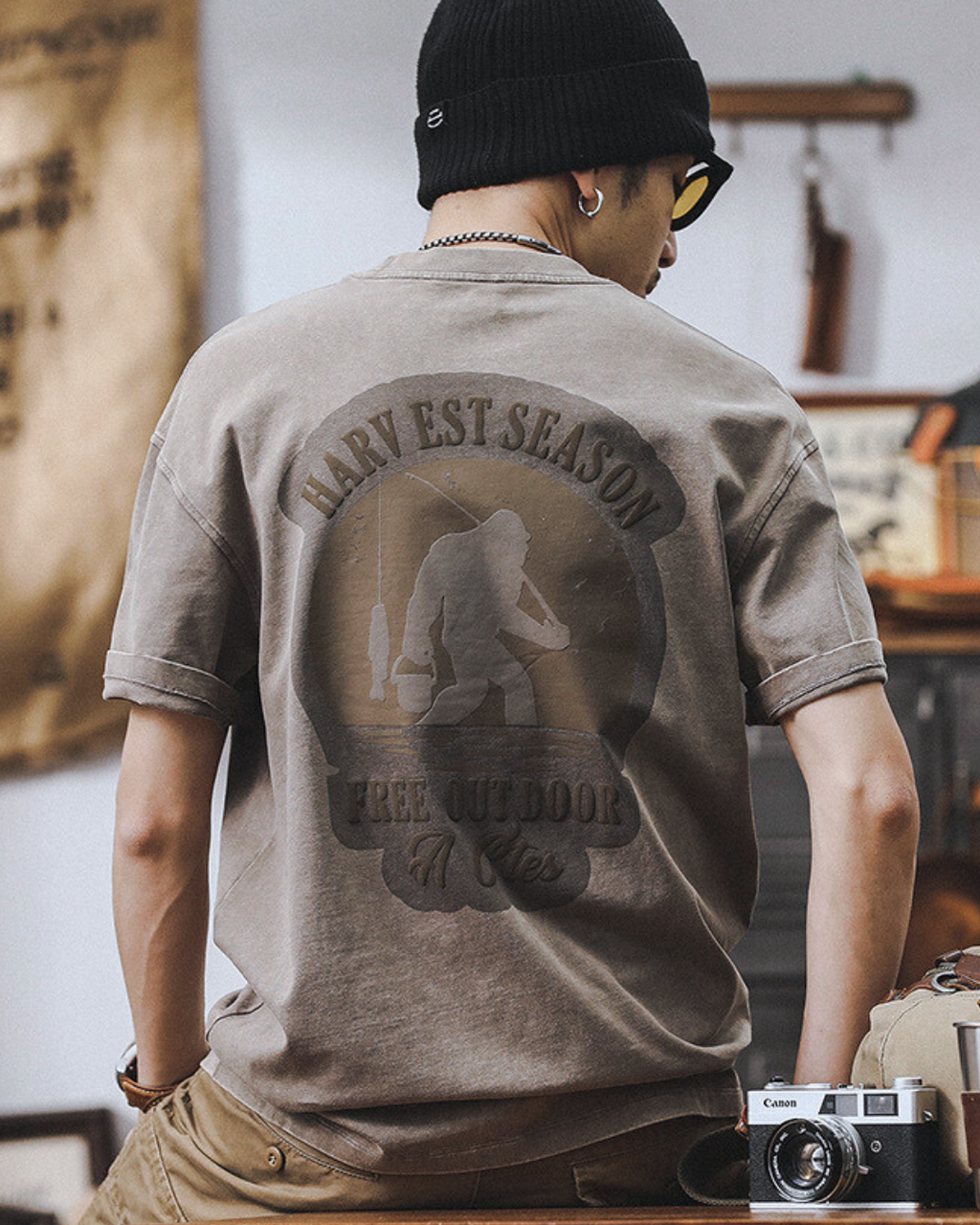 メンズ厚手コットンのビッグシルエット半袖Tシャツ — ビッグフットフィッシンググラフィックのバックプリント