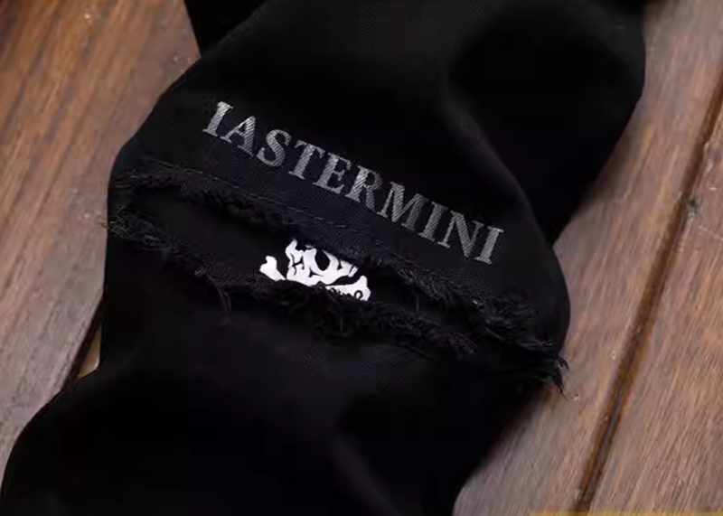 アキラ ブラック ストリートリップ デニムパンツ