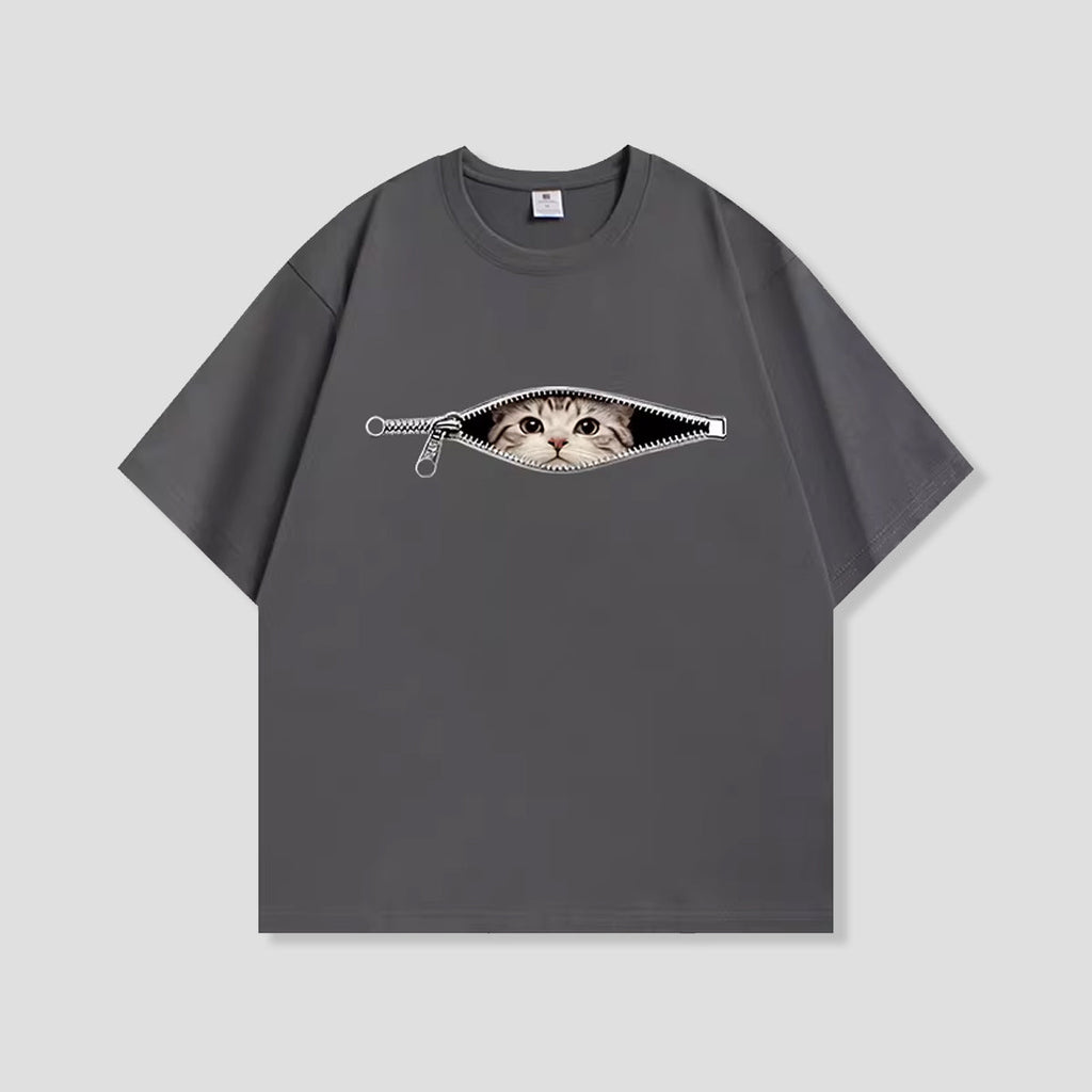 メンズ コットン半袖のおもしろ猫グラフィックTシャツ — ジップからのぞくトリックプリントデザイン