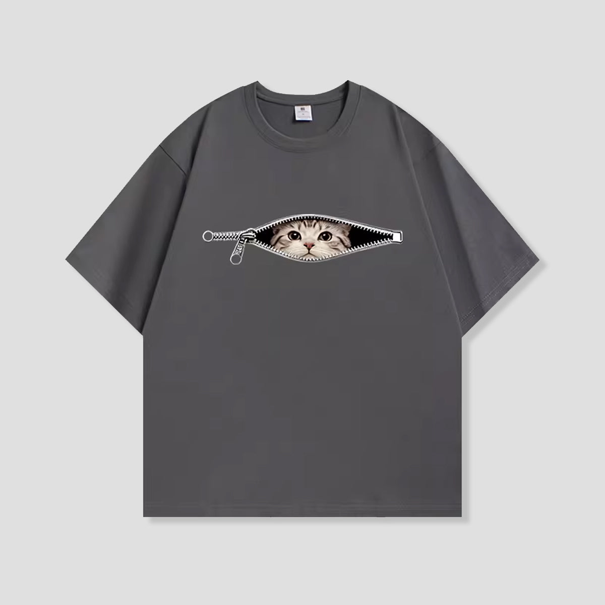 メンズ コットン半袖のおもしろ猫グラフィックTシャツ — ジップからのぞくトリックプリントデザイン