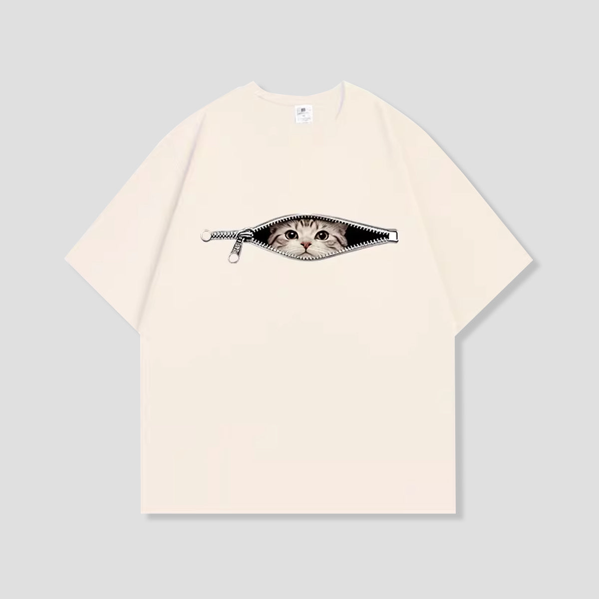 メンズ コットン半袖のおもしろ猫グラフィックTシャツ — ジップからのぞくトリックプリントデザイン