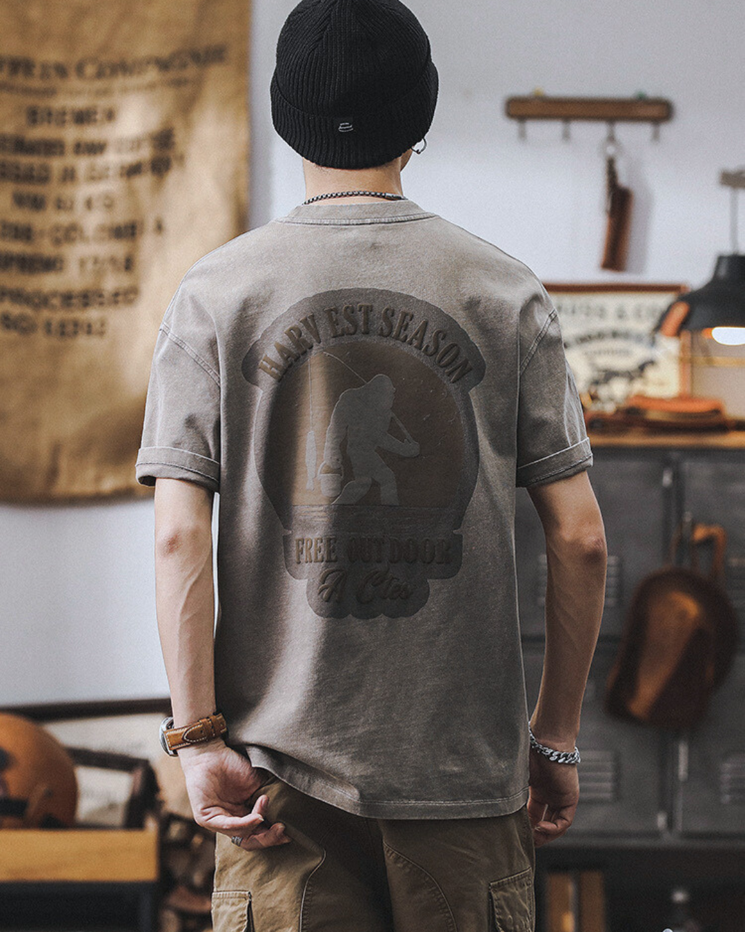 メンズ厚手コットンのビッグシルエット半袖Tシャツ — ビッグフットフィッシンググラフィックのバックプリント