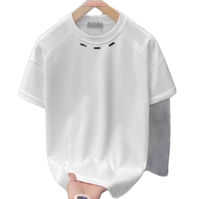 ホワイト半袖Tシャツ、木製ハンガー、襟元配色刺繍