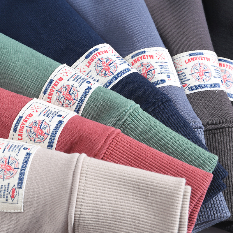 袖口ロゴパッチ付きメンズ長袖Tシャツの折り返しアップ