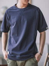 メンズ用コットン半袖クルーネックTシャツ ネイビー、首元とリブのアップ