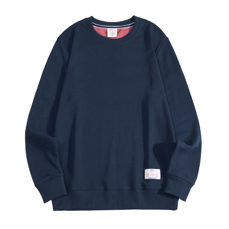 ネイビーのクルーネック長袖Tシャツ、袖口ロゴパッチ付き