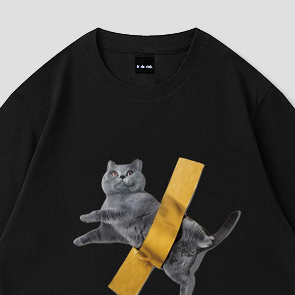 黒いクルーネックTシャツ、灰色の猫と黄色のテープ柄プリント