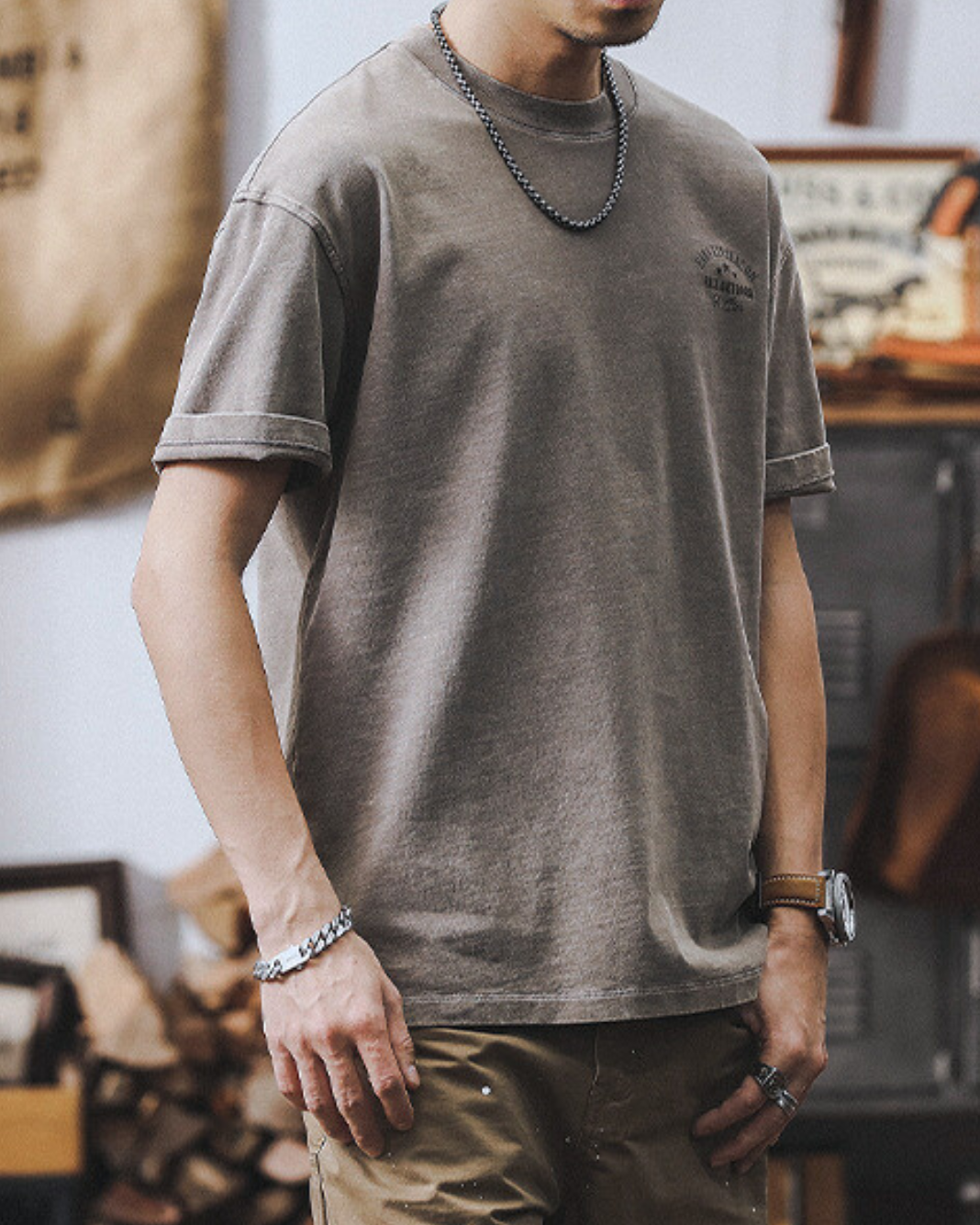 メンズ厚手コットンのビッグシルエット半袖Tシャツ — ビッグフットフィッシンググラフィックのバックプリント