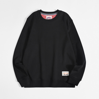 メンズ長袖クルーネックTシャツ ブラック、袖口ロゴパッチ付き