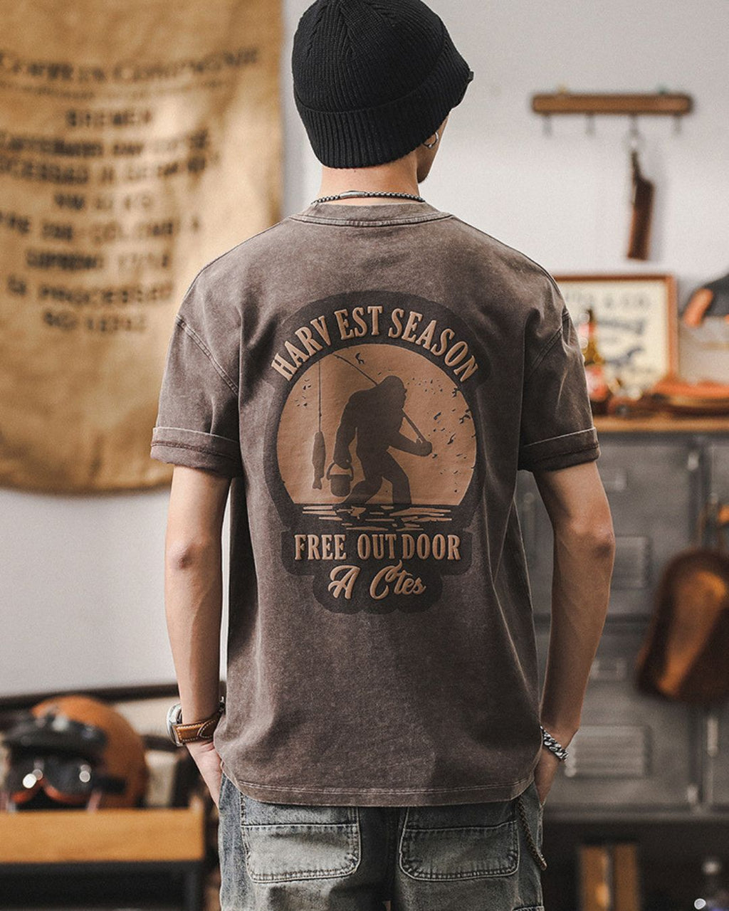 メンズ厚手コットンのビッグシルエット半袖Tシャツ — ビッグフットフィッシンググラフィックのバックプリント