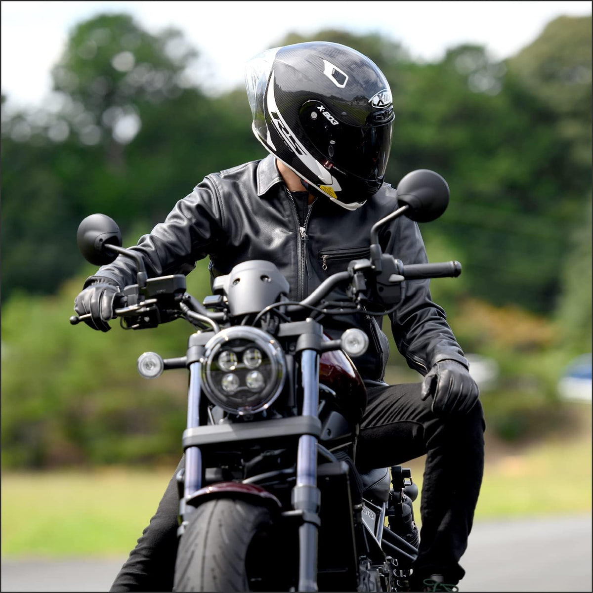 バイク用ブラックレザージャケット 正面、フロントジップとスタンドカラー