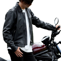 バイク用ブラックレザージャケット 斜め前、フロントジップと袖口のディテール