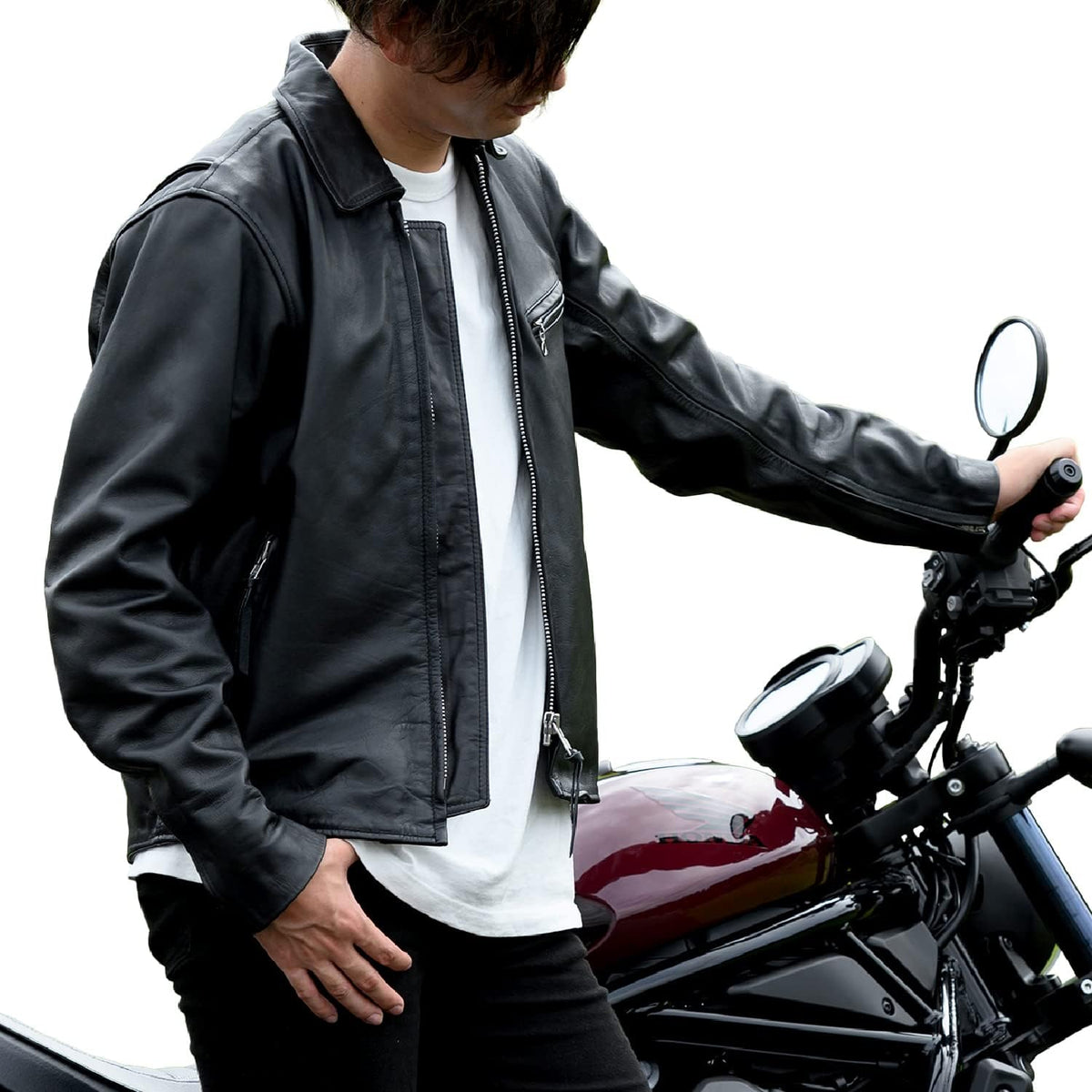 バイク用ブラックレザージャケット 斜め前、フロントジップと袖口のディテール