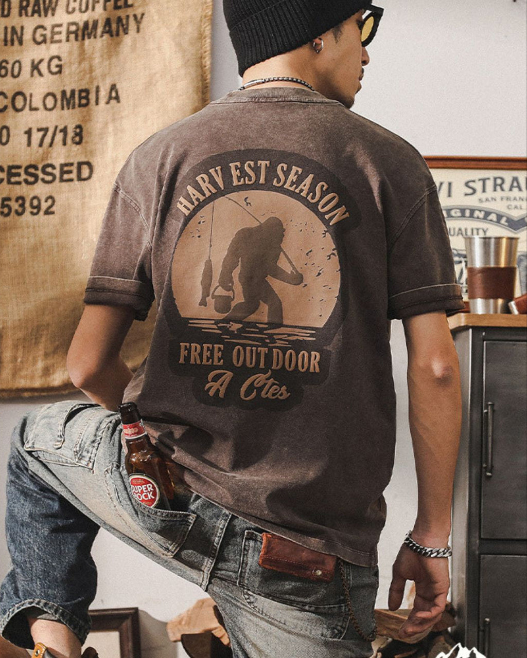 メンズ厚手コットンのビッグシルエット半袖Tシャツ — ビッグフットフィッシンググラフィックのバックプリント