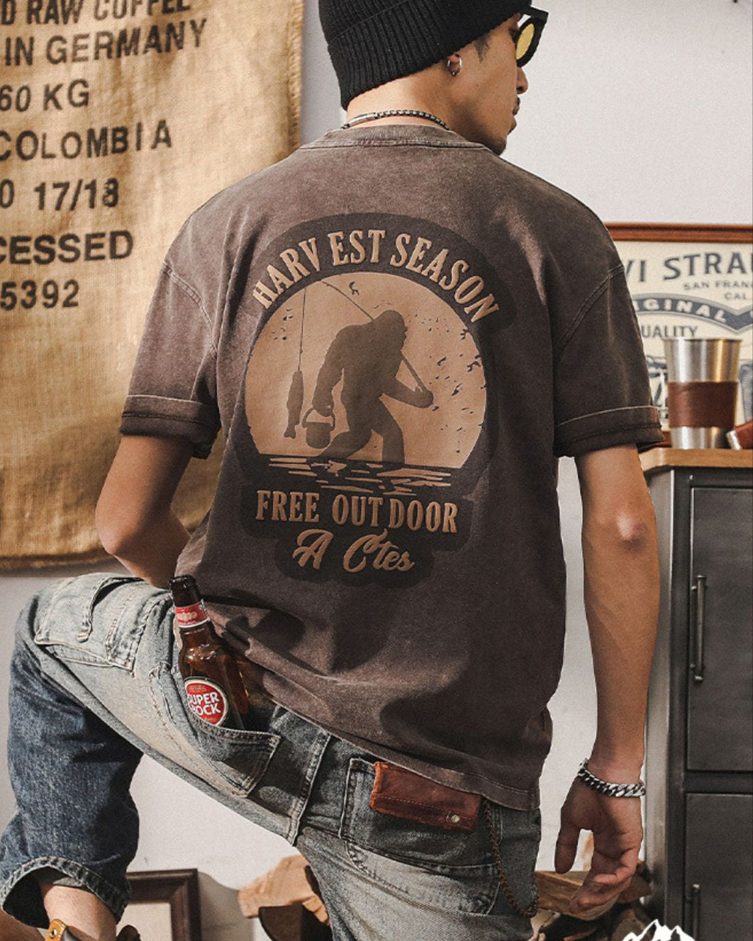 メンズ厚手コットンのビッグシルエット半袖Tシャツ — ビッグフットフィッシンググラフィックのバックプリント